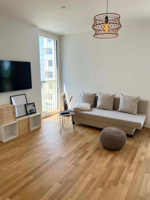Donaublick Oasis: Stylische Wohnung Vienna Esterno foto