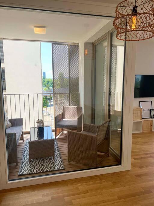 Donaublick Oasis: Stylische Wohnung Vienna Esterno foto