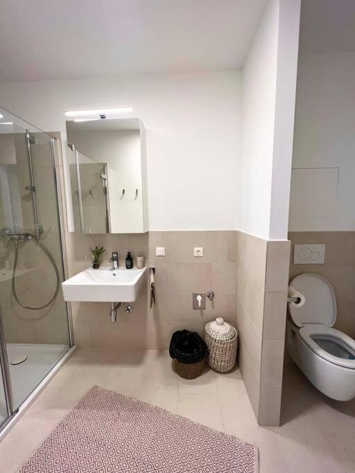 Donaublick Oasis: Stylische Wohnung Vienna Esterno foto