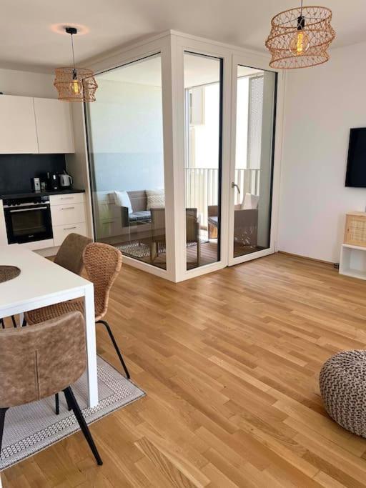 Donaublick Oasis: Stylische Wohnung Vienna Esterno foto