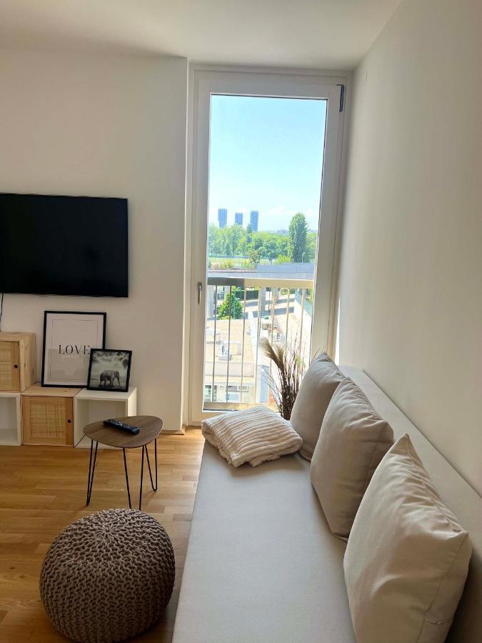 Donaublick Oasis: Stylische Wohnung Vienna Esterno foto